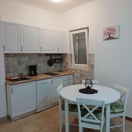 Lara - Apartment Near The Beach Врбник Экстерьер фото