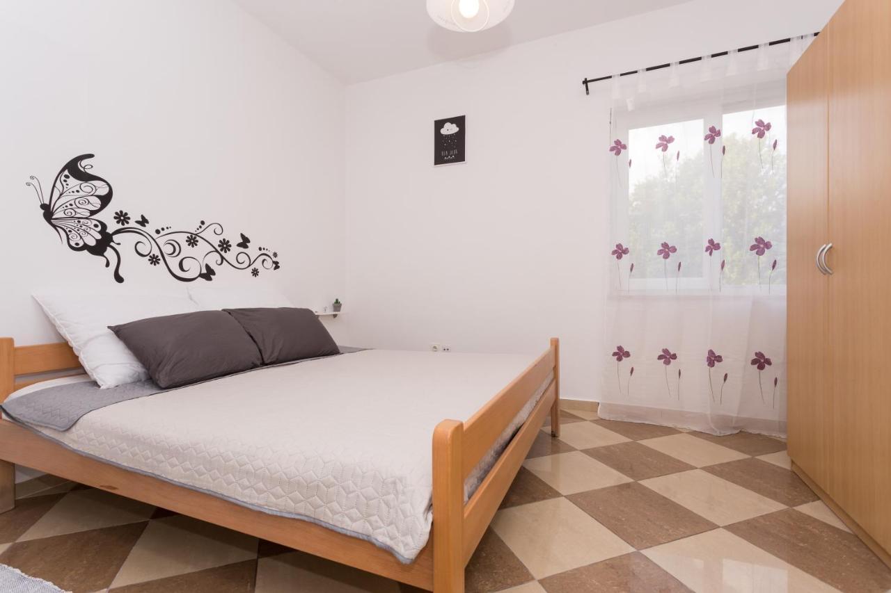 Lara - Apartment Near The Beach Врбник Экстерьер фото