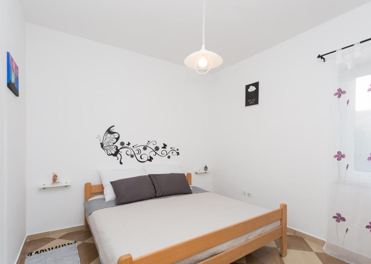 Lara - Apartment Near The Beach Врбник Экстерьер фото